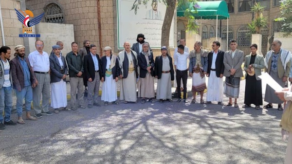 وقفة باللجنة العليا للانتخابات استجابة لدعوة قائد الثورة لتعزيز الجهوزية وقفة باللجنة العليا للانتخابات استجابة لدعوة قائد الثورة لتعزيز الجهوزية