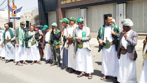 لجان الاستقبال بمحافظة صنعاء تستقبل الحشود المتدفقة إلى ميدان السبعين لجان الاستقبال بمحافظة صنعاء تستقبل الحشود المتدفقة إلى ميدان السبعين