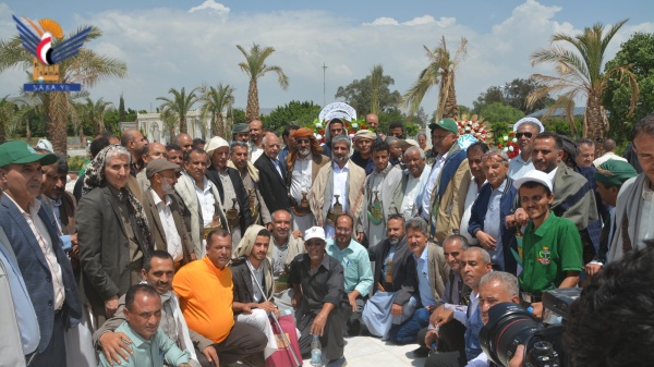 نائب رئيس الوزراء المداني ومنتسبو وزارة الإدارة والتنمية المحلية يزورون أضرحة الشهداء القادة