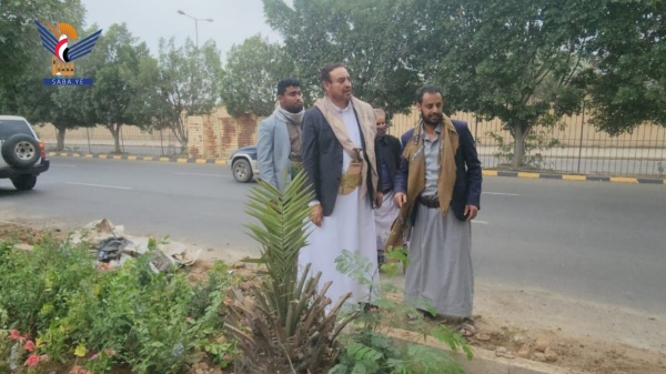 أمين العاصمة يتفقد أعمال تأهيل وتحسين شوارع ومداخل ميدان السبعين أمين العاصمة يتفقد أعمال تأهيل وتحسين شوارع ومداخل ميدان السبعين