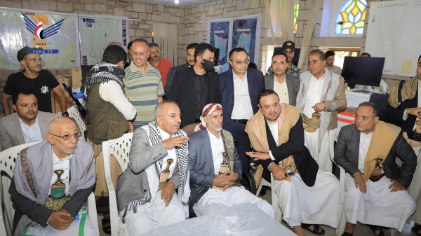 العلامة مفتاح يط لع على النظام الإلكتروني ويدش ن توزيع أجهزة الربط الشبكي بالأمانة
