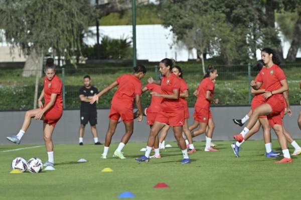 المنتخب الوطني يواصل تدريباته استعدادا لمواجهة الكاميرون