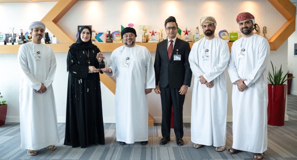 مركز اتصالات بنك مسقط يتو ج بجائزة المبادرة الأفضل تقديرا لدوره الريادي في تقديم خدمات متميزة للزبائن مركز اتصالات بنك مسقط يتو ج بجائزة المبادرة الأفضل تقديرا لدوره الريادي في تقديم خدمات متميزة للزبائن
