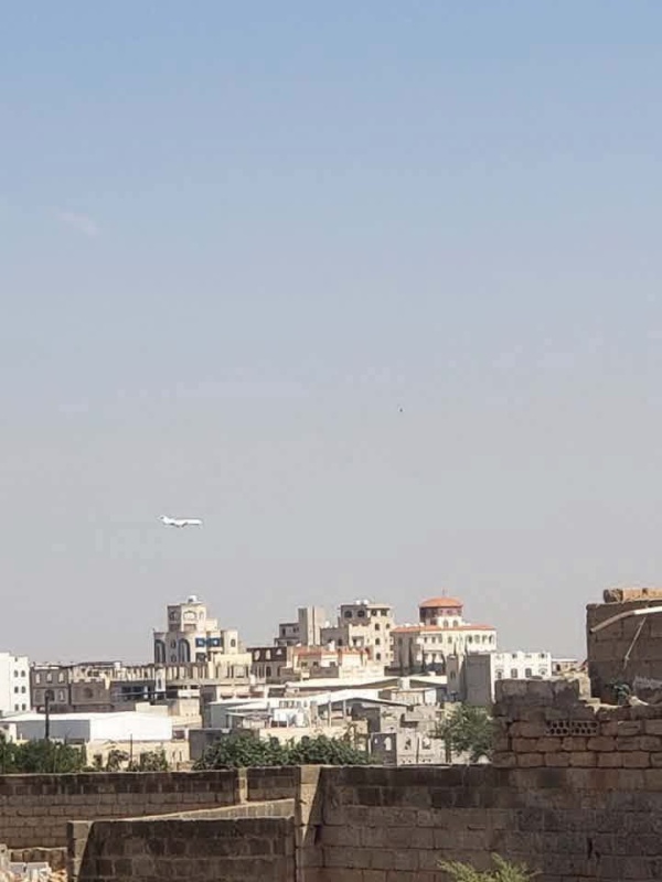 هبوط طائرة في مطار صنعاء الدولي والعقيلي يعلن نفاد الصبر