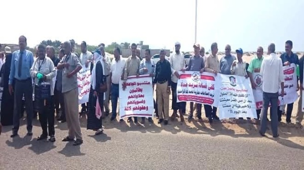 عدن أكاديميون يطالبون بسرعة اعتماد تسوياتهم المالية