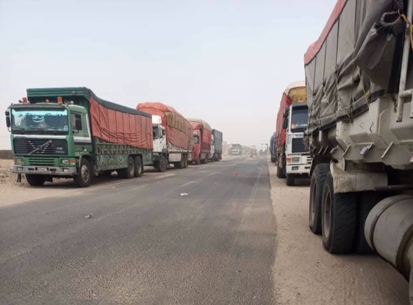 لحج حجز عشرات الشاحنات المحملة بالبضائع في طور الباحة