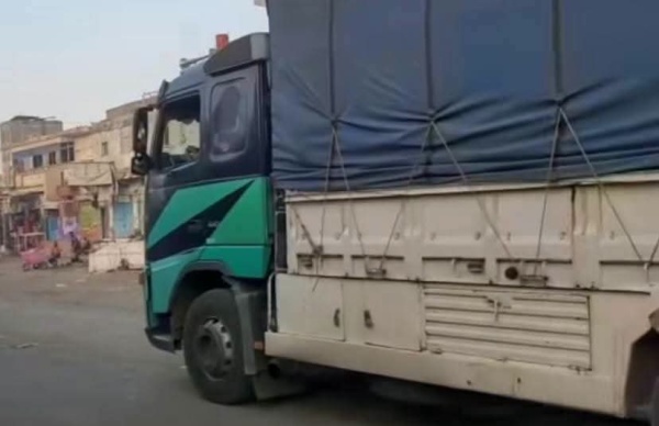 تعثر دخول شاحنات نقل البضائع إلى مدينة تعز تعثر دخول شاحنات نقل البضائع إلى مدينة تعز