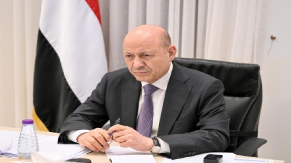 اليمن العليمي يبحث مع طارق صالح التصعيد العسكري الحوثي في جبهة الساحل الغربي