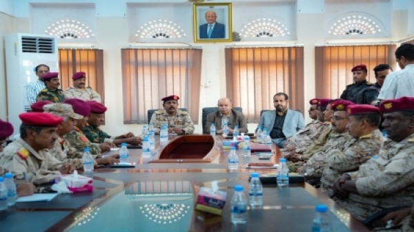 اليمن الخنبشي يوجه برفع الجاهزية وتوحيد القرار العسكري اليمن الخنبشي يوجه برفع الجاهزية وتوحيد القرار العسكري