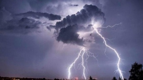 اليمن وفاة أربع نساء وإصابة أكثر من 10 أخريات إثر صاعقة رعدية في عمران اليمن وفاة أربع نساء وإصابة أكثر من 10 أخريات إثر صاعقة رعدية في عمران