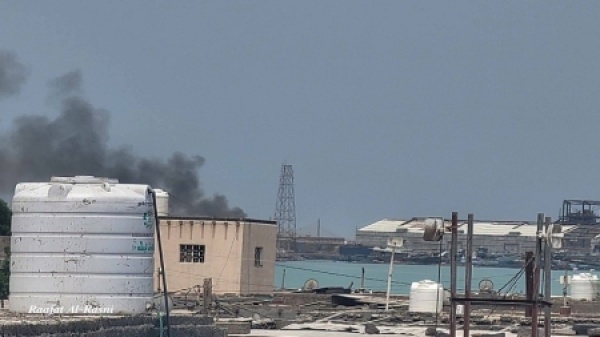 اليمن هجمات حوثية بالصواريخ والطائرات المسي رة تستهدف مواقع في المخا والخوخة اليمن هجمات حوثية بالصواريخ والطائرات المسي رة تستهدف مواقع في المخا والخوخة