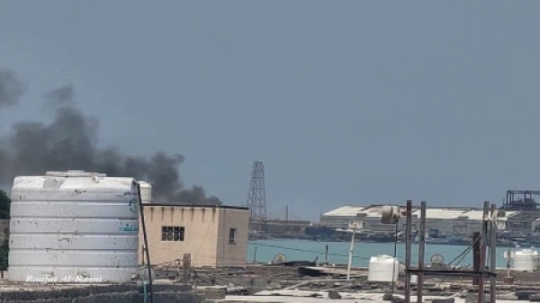 اليمن القوات الحكومية تقول إن هجوما حوثيا على ميناء المخا أسفر عن مقتل 3 وإصابة 30 اليمن القوات الحكومية تقول إن هجوما حوثيا على ميناء المخا أسفر عن مقتل 3 وإصابة 30