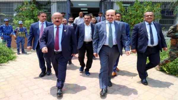 اليمن الزنداني يوجه برفع جاهزية قطاع النقل لمواجهة الاستهداف الحوثي للموانئ اليمن الزنداني يوجه برفع جاهزية قطاع النقل لمواجهة الاستهداف الحوثي للموانئ