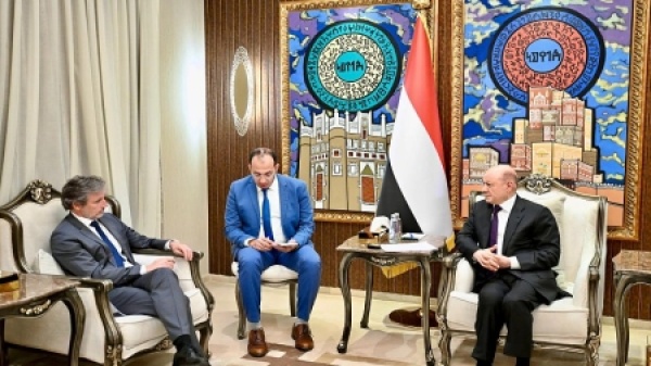 اليمن الرئيس العليمي يؤكد أن لا سلام مستدام ا مع بقاء السلاح وقرار الحرب خارج سلطة الدولة اليمن الرئيس العليمي يؤكد أن لا سلام مستدام ا مع بقاء السلاح وقرار الحرب خارج سلطة الدولة