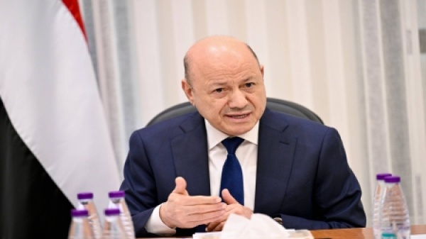 اليمن العليمي يشيد بالعمليات الجوية ضد الحوثيين ويؤكد أن التغيرات الميدانية لن تحرف مسار المعركة