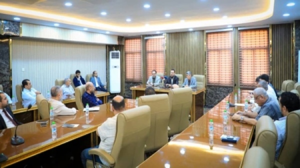 اليمن محافظ عدن يناقش مع القطاع الخاص استقرار الأسواق وإعانة آلاف النازحين من الساحل الغربي اليمن محافظ عدن يناقش مع القطاع الخاص استقرار الأسواق وإعانة آلاف النازحين من الساحل الغربي