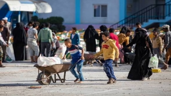 اليمن أكثر من 10 ملايين شخص حصلوا على المساعدات الإنسانية وخدمات الحماية منذ بداية العام اليمن أكثر من 10 ملايين شخص حصلوا على المساعدات الإنسانية وخدمات الحماية منذ بداية العام