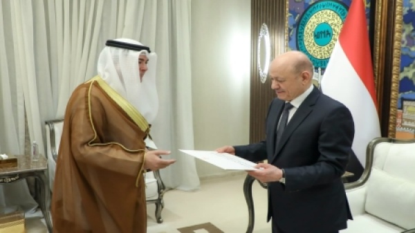 اليمن العليمي يتسلم رسالة من أمير الكويت ويجدد الالتزام باستعادة مؤسسات الدولة اليمن العليمي يتسلم رسالة من أمير الكويت ويجدد الالتزام باستعادة مؤسسات الدولة