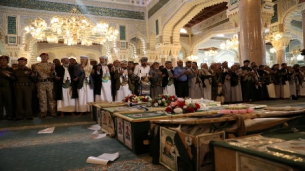 اليمن الحوثيون يشي عون 17 من عناصرهم بينهم 12 من حملة الرتب العسكرية اليمن الحوثيون يشي عون 17 من عناصرهم بينهم 12 من حملة الرتب العسكرية