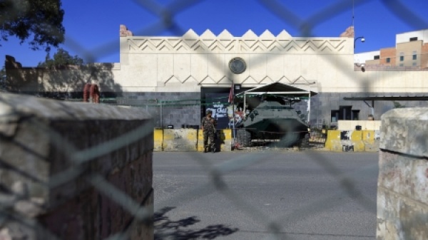 واشنطن الخارجية الأمريكية تطالب الحوثيين بالإفراج الفوري عن موظفي سفارتها بصنعاء واشنطن الخارجية الأمريكية تطالب الحوثيين بالإفراج الفوري عن موظفي سفارتها بصنعاء