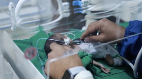 اليمن حاضنات الأطفال في مستشفيات تعز مهددة بالتوقف جراء نقص الوقود وسط حصار وقصف حوثي اليمن حاضنات الأطفال في مستشفيات تعز مهددة بالتوقف جراء نقص الوقود وسط حصار وقصف حوثي