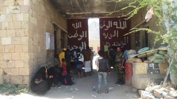 الحوثي يؤمن أولى المؤسسات الحكومية بمدينة تعز الحوثي يؤمن أولى المؤسسات الحكومية بمدينة تعز