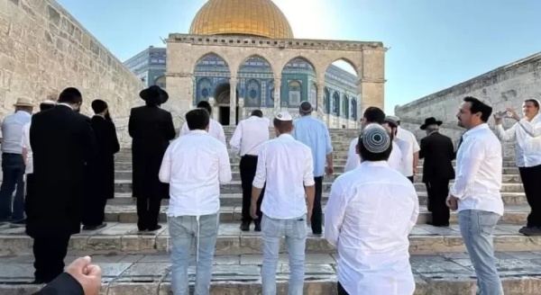 مستوطنون يؤدون طقوس ا تلمودية في المسجد الأقصى مستوطنون يؤدون طقوس ا تلمودية في المسجد الأقصى