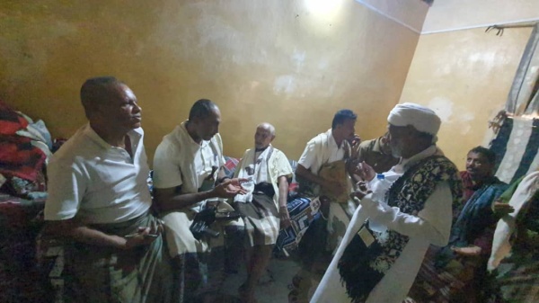 محافظ الحديدة يطمئن على صحة عضو مجلس النواب الأسبق علي شوك