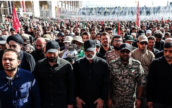 قائد الحرس الثوري الإيراني يحضر مراسم صلاة الجنازة على جثمان الإمام الشهيد قائد الحرس الثوري الإيراني يحضر مراسم صلاة الجنازة على جثمان الإمام الشهيد