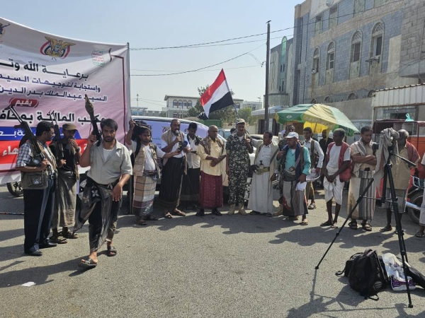 وقفة شعبية مسلحة لعدد من المكاتب التنفيذية بالحديدة إعلان ا للجهوزية والاستنفار لإنهاء العدوان والحصار
