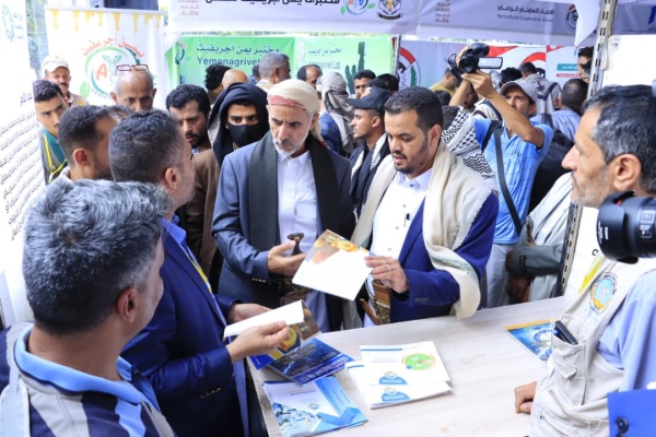 العلامة مفتاح يط لع على جناح هيئة المواصفات في معرض العسل الدوائي