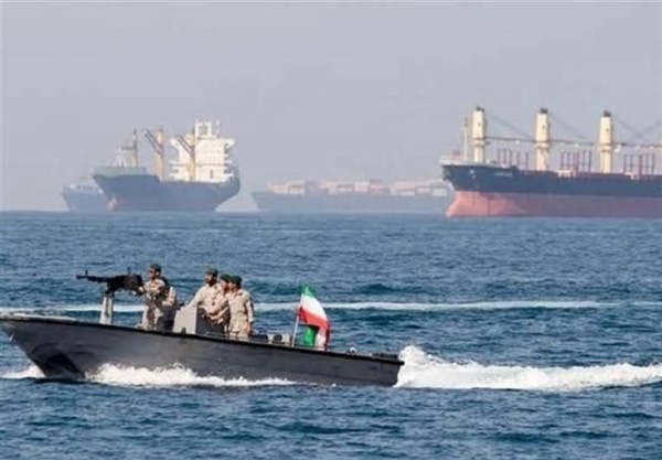إيران تطلق طلقات تحذيرية على سفن مخالفة في مضيق هرمز