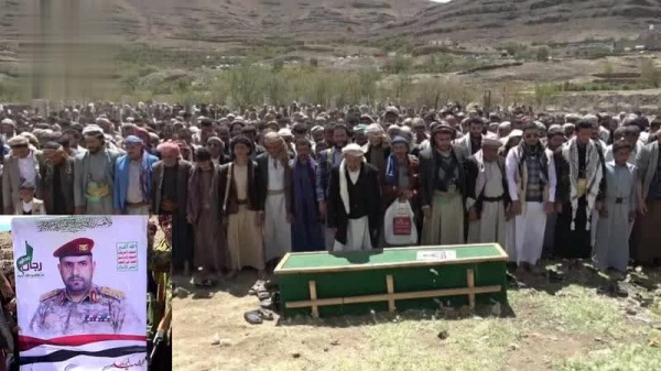 تشييع جثمان الشهيد العقيد عبدالله الجرادي في الحيمة الداخلية تشييع جثمان الشهيد العقيد عبدالله الجرادي في الحيمة الداخلية