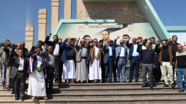 قيادة الضرائب والجمارك تزور أضرحة الشهداء الصماد والرهوي والغماري