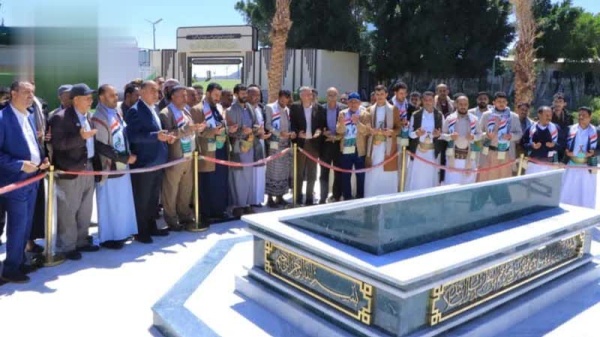 قيادات وزارة الكهرباء والمياه تزور أضرحة الشهداء الصماد والرهوي والغماري قيادات وزارة الكهرباء والمياه تزور أضرحة الشهداء الصماد والرهوي والغماري