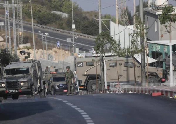 العدو الصهيوني يهدم منشآت تجارية فلسطينية ويعزز انتشاره في الخليل العدو الصهيوني يهدم منشآت تجارية فلسطينية ويعزز انتشاره في الخليل