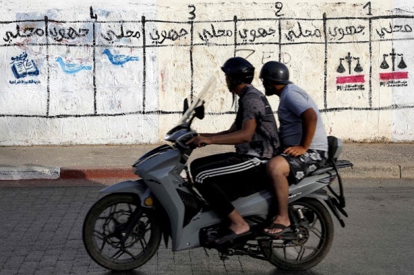 شناقة الانتخابات يحاصرون المؤسسات التعليمية بليساسفة وتدخل أمني لإخلاء محيط مدرسة الانبعاث