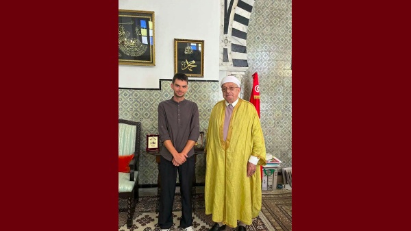 ديوان الافتاء مواطن أوروبي يعلن اسلامه أمام الشيخ هشام بن محمود ديوان الافتاء مواطن أوروبي يعلن اسلامه أمام الشيخ هشام بن محمود