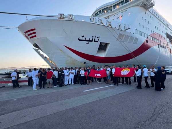 طاقم باخرة تانيت ينفذون وقفة غضب بسبب حرمانهم من الحق في العلاج المكفول بالقانون فيديو طاقم باخرة تانيت ينفذون وقفة غضب بسبب حرمانهم من الحق في العلاج المكفول بالقانون فيديو
