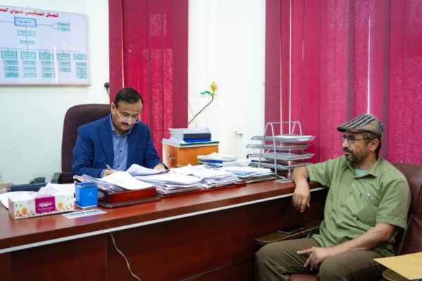 المحافظ بن الوزير يناقش تطوير منظومة الواجبات الزكوية ويؤكد تعزيز الرقابة على الموارد العامة