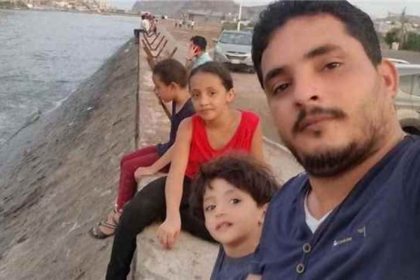 صورة مؤثرة للصحفي محمد عيضة مع أبنائه تثير تفاعلا واسعا على مواقع التواصل
