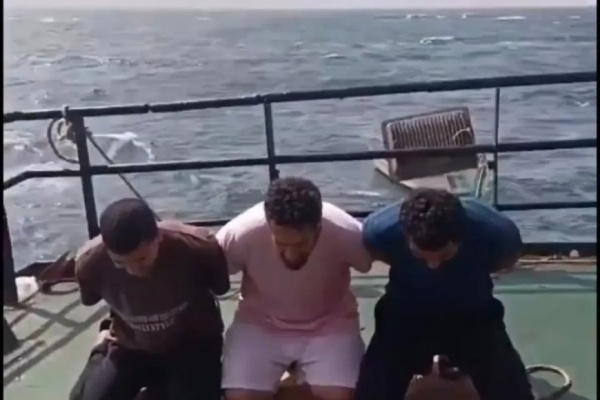 قراصنة صوماليون يلوحون بقتل رهائن على متن ناقلة نفط اخت طفت قبالة سواحل شبوة