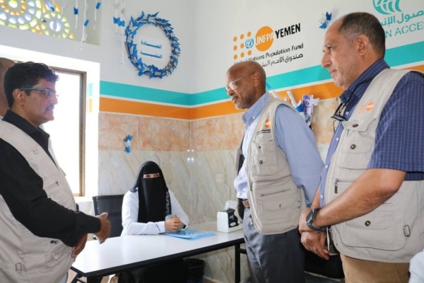 وفد صندوق الأمم المتحدة للسكان يط لع على مستوى الخدمات الصحية بمستشفيات تعز