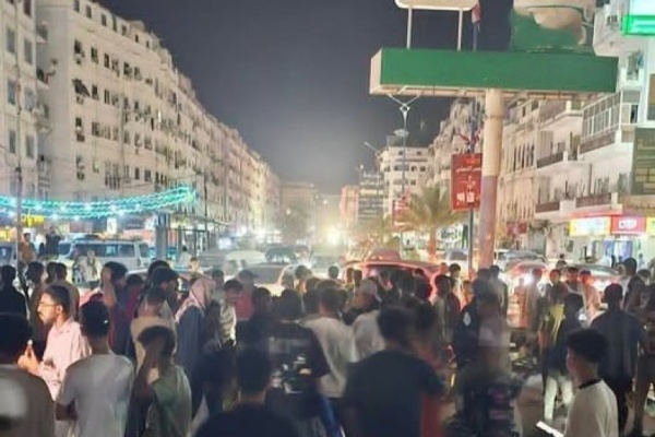 عاجل وبالصورة الغليان الشعبي يجتاح المعلا ومحتجون يقطعون الشارع الرئيسي بعدن