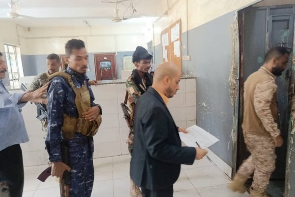 رئيس محكمة الميناء بعدن يتفقد أوضاع الموقوفين في أقسام شرط التواهي والمعلا والقلوعة رئيس محكمة الميناء بعدن يتفقد أوضاع الموقوفين في أقسام شرط التواهي والمعلا والقلوعة