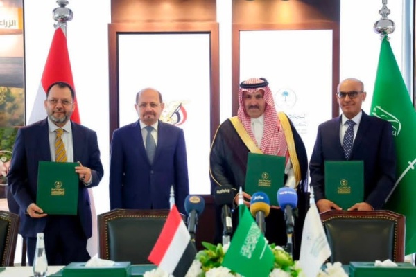 رئيس الوزراء وزير الخارجية يشهد توقيع اتفاقية الدعم السعودي بقيمة 150 مليون دولار لتشغيل محطات الكهرباء في اليمن رئيس الوزراء وزير الخارجية يشهد توقيع اتفاقية الدعم السعودي بقيمة 150 مليون دولار لتشغيل محطات الكهرباء في اليمن