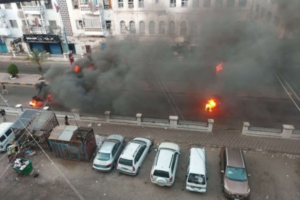 عدن على صفيح ساخن رصاص حي بكريتر وأعمدة الدخان تغطي سماء المعلا عدن على صفيح ساخن رصاص حي بكريتر وأعمدة الدخان تغطي سماء المعلا