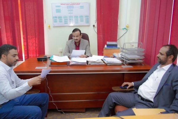 المحافظ بن الوزير يناقش مع مدير عام الصحة خطة تنفيذ المسح الميداني لمرض التراخوما في شبوة المحافظ بن الوزير يناقش مع مدير عام الصحة خطة تنفيذ المسح الميداني لمرض التراخوما في شبوة