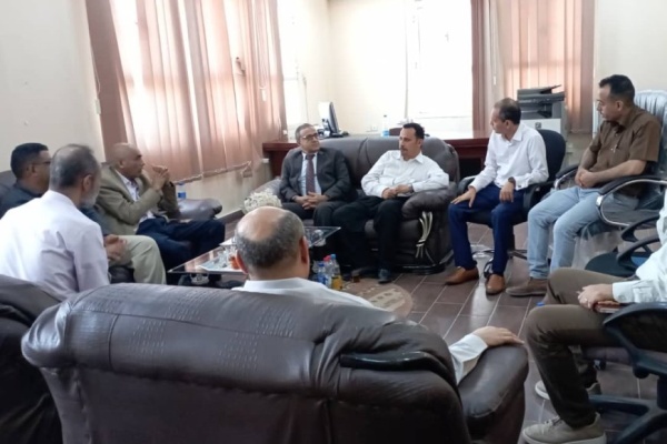 رئيس جامعة عدن يناقش تطوير الأداء الأكاديمي بكلية العلوم الإدارية ومركز غرامة رئيس جامعة عدن يناقش تطوير الأداء الأكاديمي بكلية العلوم الإدارية ومركز غرامة
