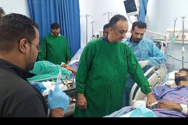 بتوجيهات المحافظ عبدالرحمن مديرصحة عدن يطمئن على أحوال المصابين من حادث إنفجارفي معسكر قوات العمالقة